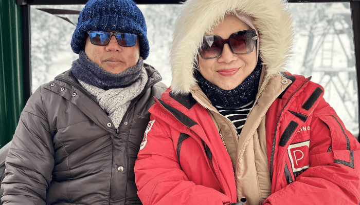 Kashmir Gondola Ride cabin glides over Gulmarg’s snow-covered peaks with Himalayan valleys in the background.