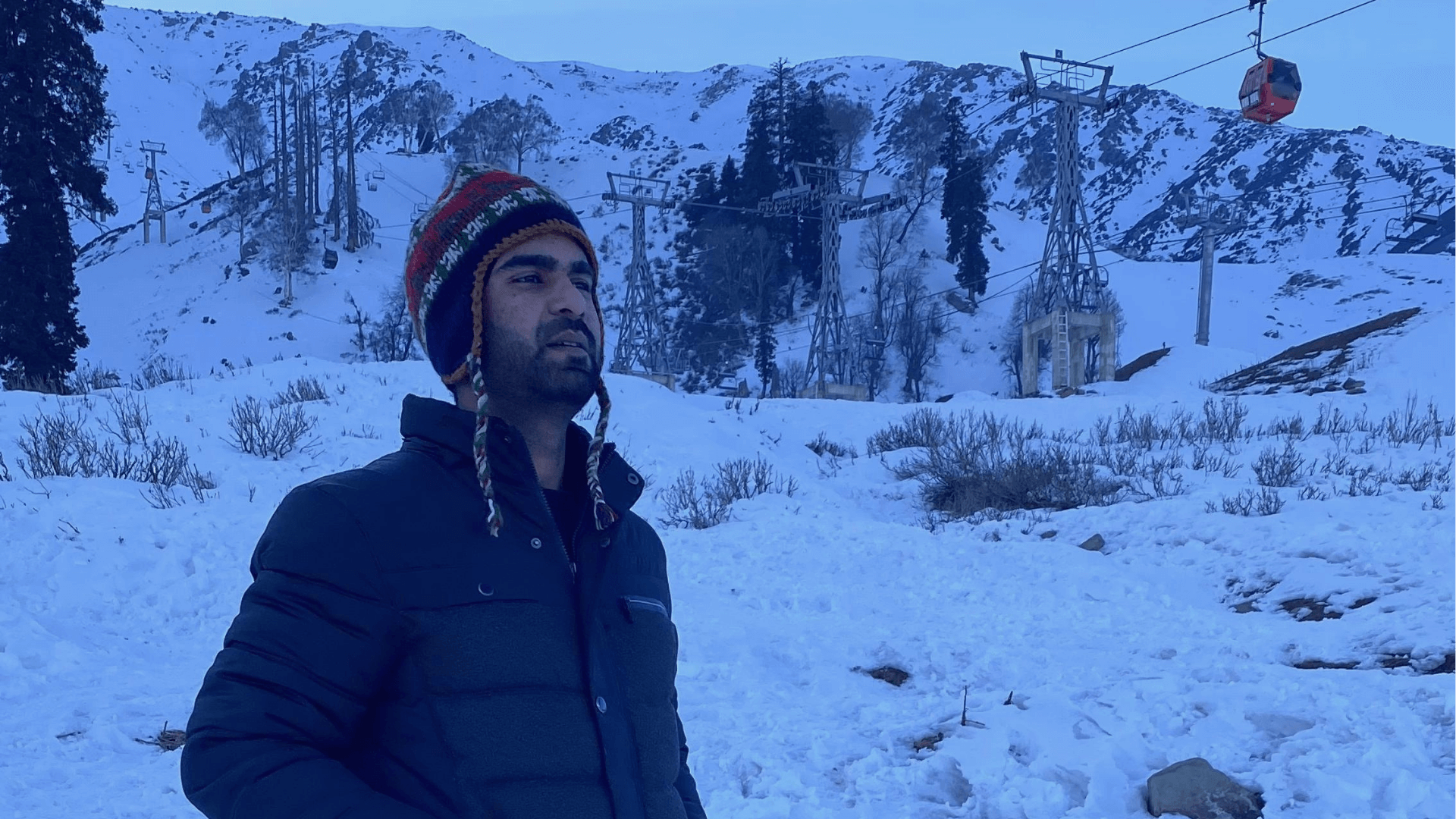 Alt Text: Skier enjoying skiing on snow-covered Gulmarg slopes with Himalayan backdrop.